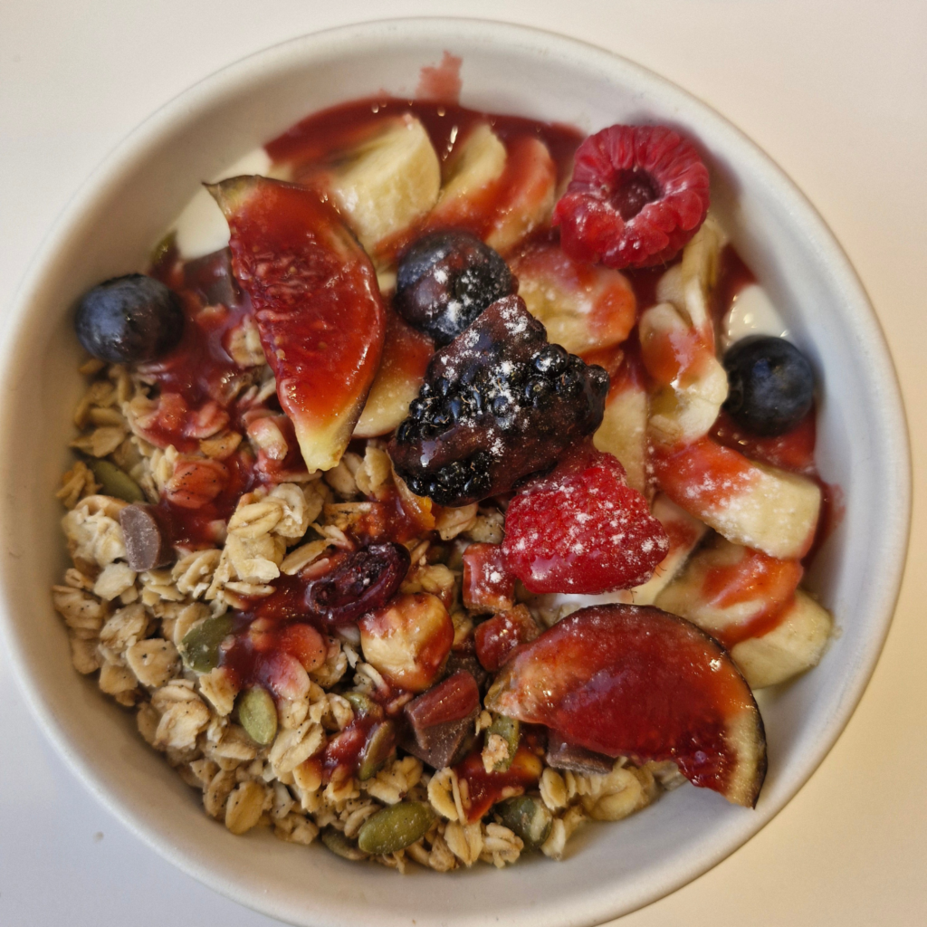 Brunch du samedi à Painpante, granola bowl