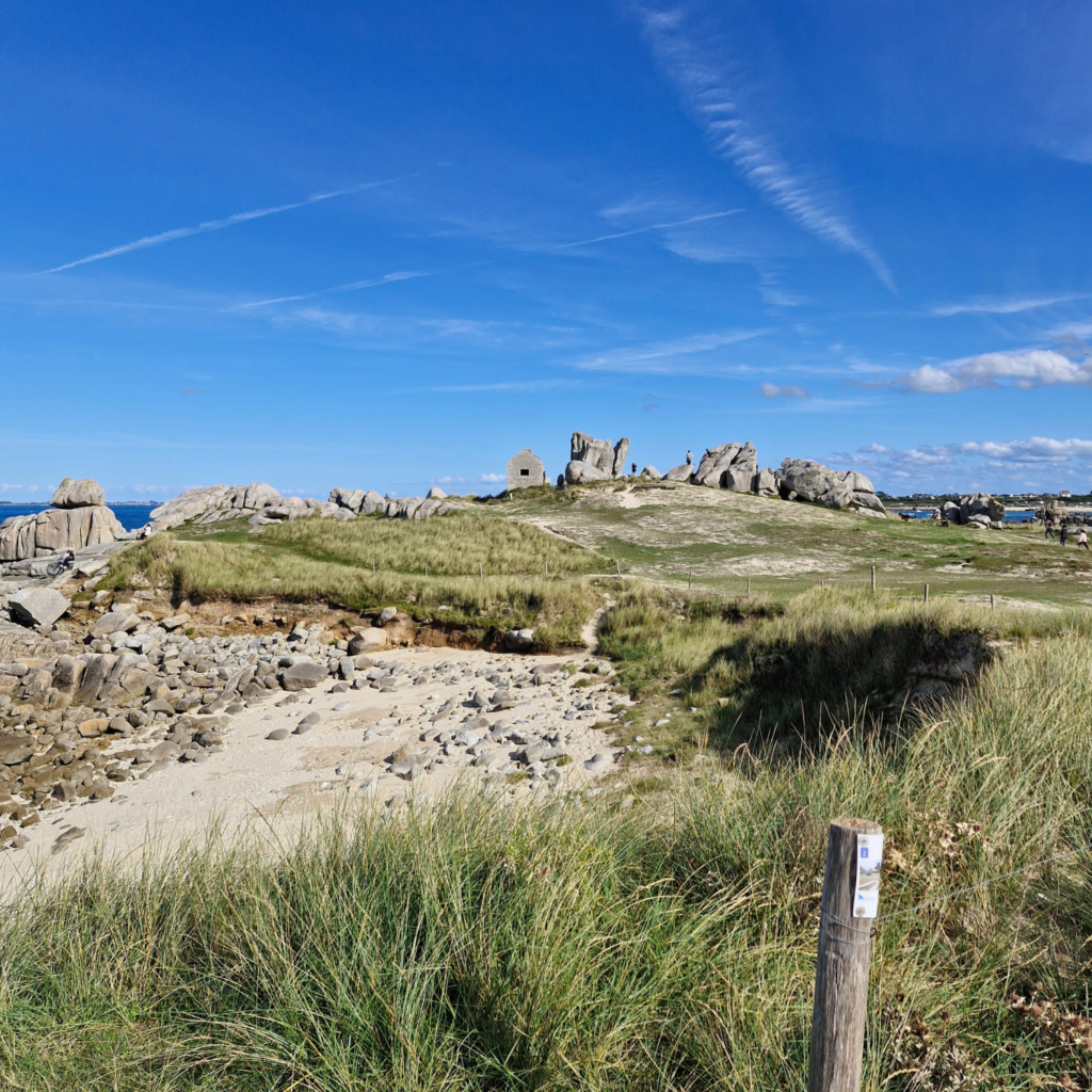 Plage des Amiets avec la Maison de garde des Amiets, Finistère