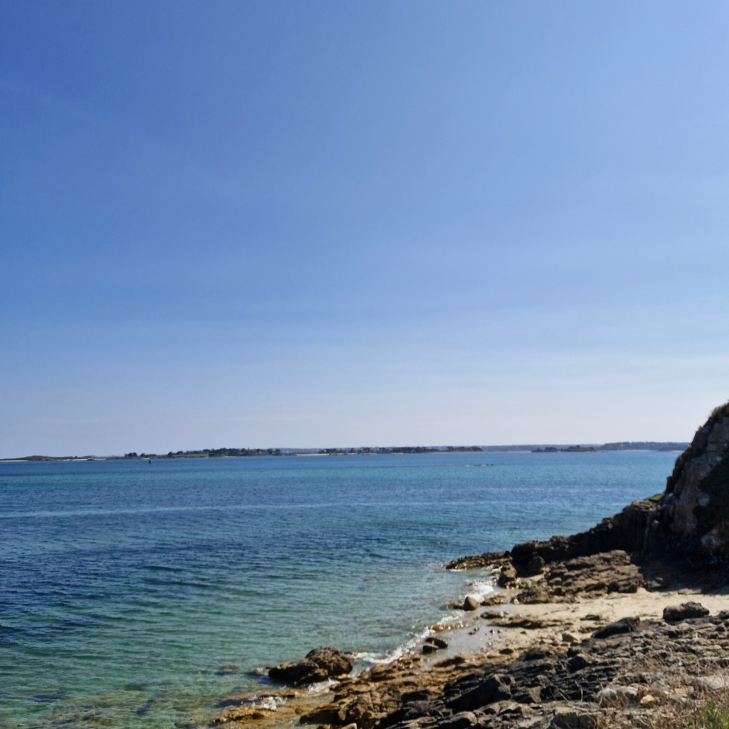 Plage Sainte-Anne à Saint-Pol-de-Léon vue sur l'île Callot, Finistère Nord