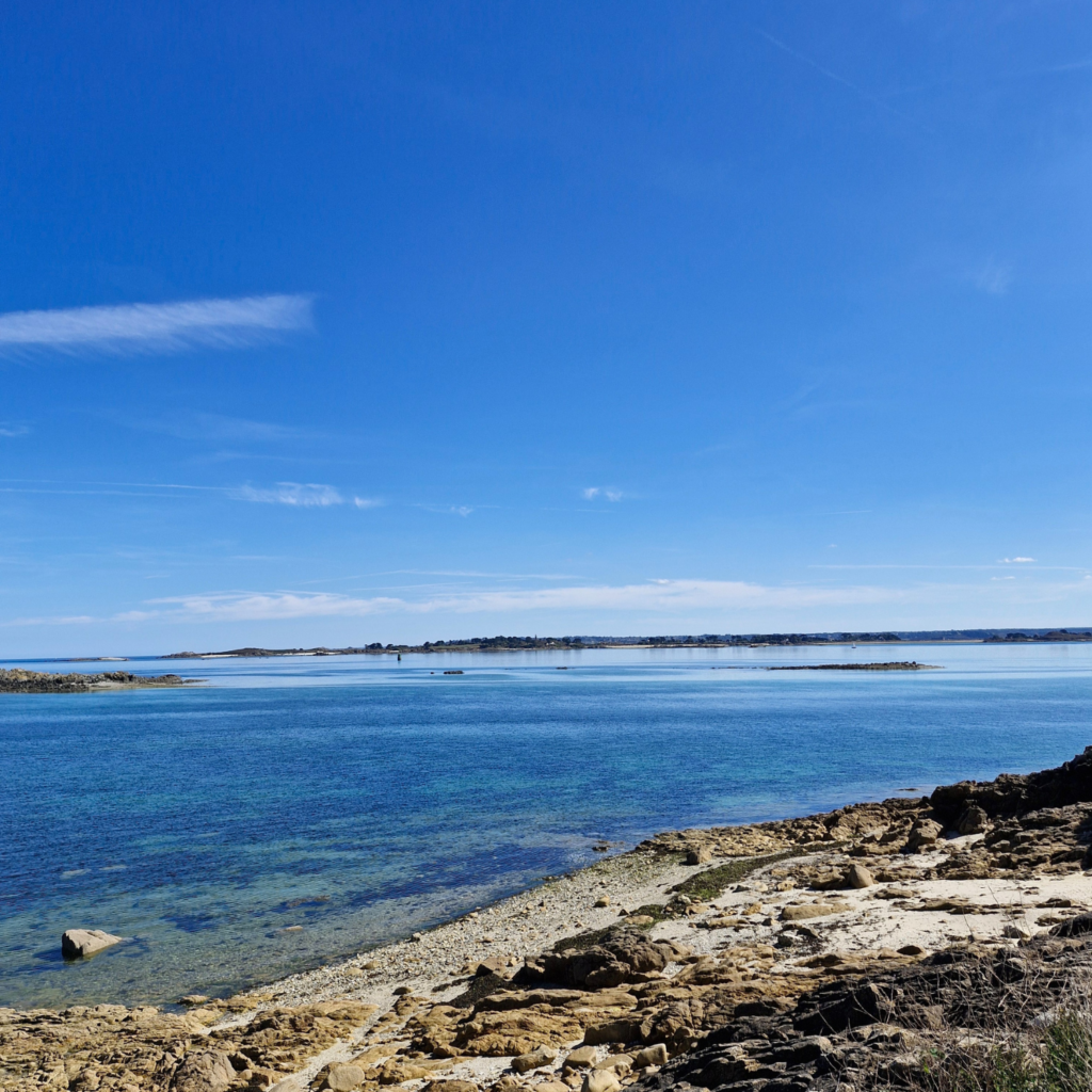 Plage Sainte-Anne à Saint-Pol-de-Léon vue sur l'île Callot, Finistère Nord