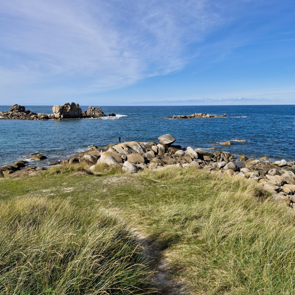 Plage des Amiets avec pêcheur,  Finistère, Cléder