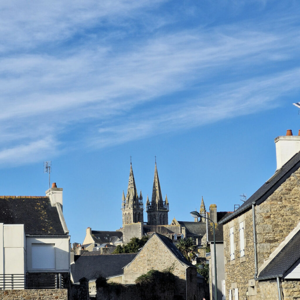 Saint-Pol-de-Léon, centre-ville historique depuis la Rue Saint-Pierre