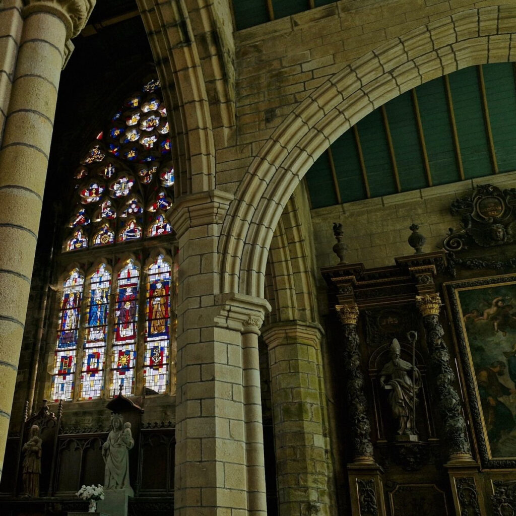 Saint-Pol-de-Léon, Chapelle Notre-Dame du Kreisker, vitrail et retable