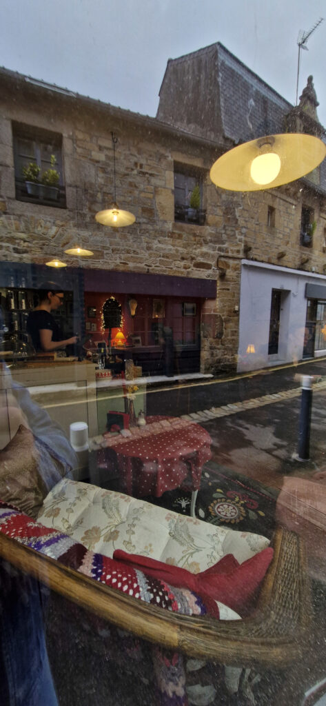 A l'Est de la Lune, Landerneau